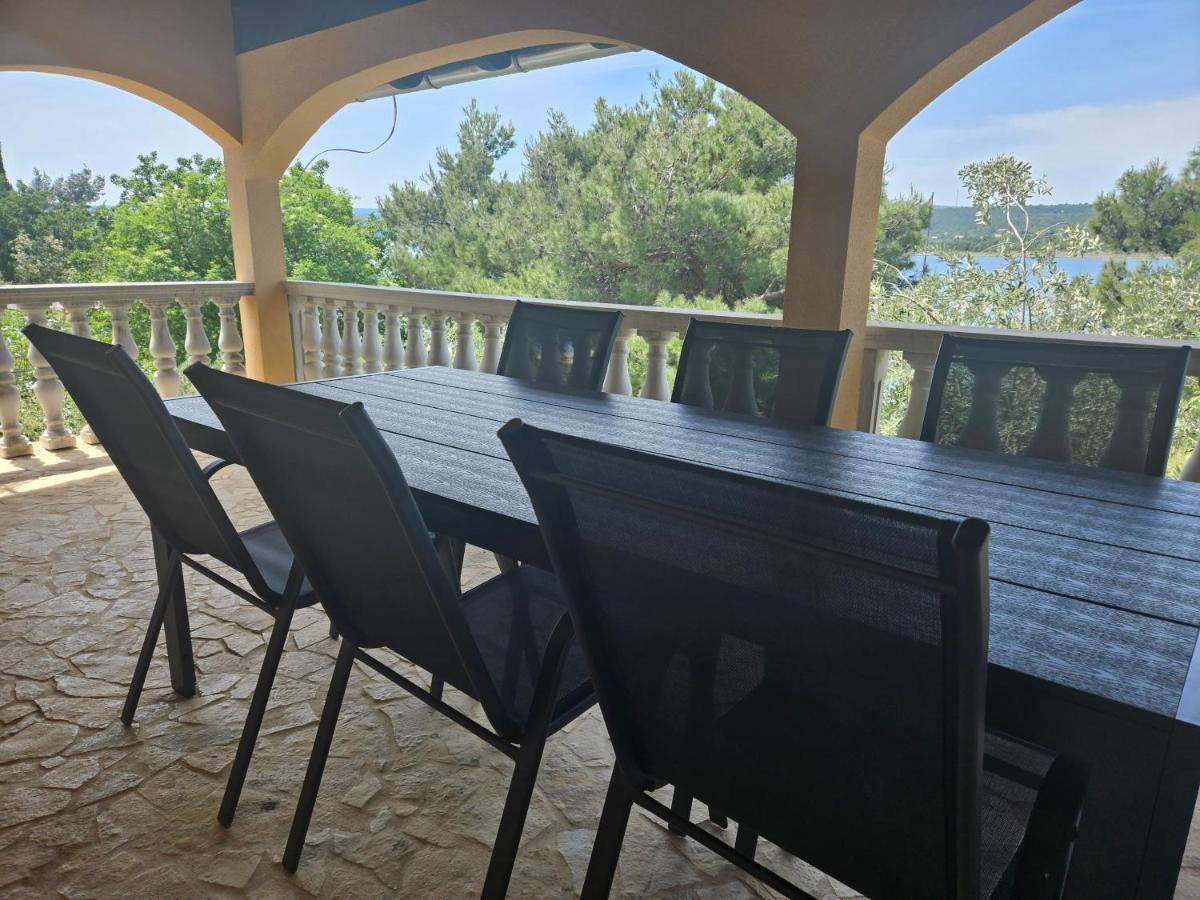 Villa Punta Blava - Beach Front, Ideal For Family Vacation With Kids, Large Terraces With Sea View, Internet, Netflix, No Pets Allowed Obrovac Eksteriør billede