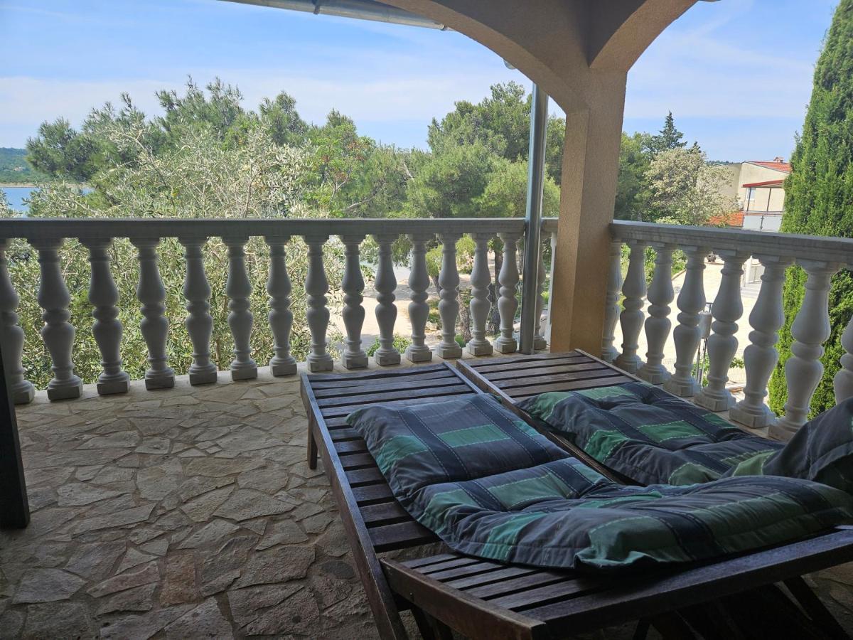 Villa Punta Blava - Beach Front, Ideal For Family Vacation With Kids, Large Terraces With Sea View, Internet, Netflix, No Pets Allowed Obrovac Eksteriør billede