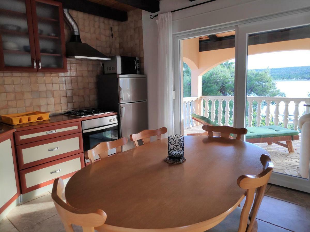 Villa Punta Blava - Beach Front, Ideal For Family Vacation With Kids, Large Terraces With Sea View, Internet, Netflix, No Pets Allowed Obrovac Eksteriør billede