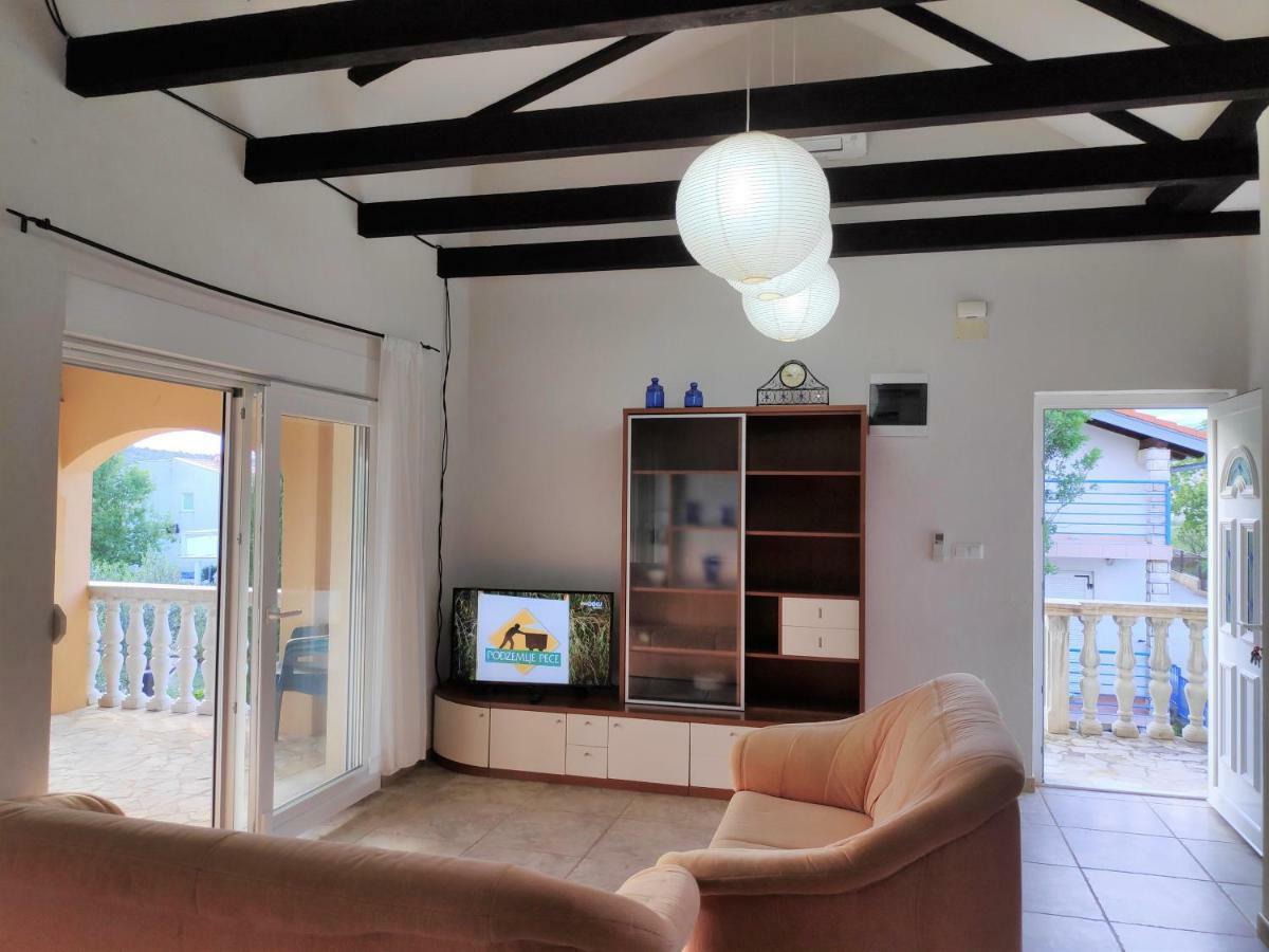 Villa Punta Blava - Beach Front, Ideal For Family Vacation With Kids, Large Terraces With Sea View, Internet, Netflix, No Pets Allowed Obrovac Eksteriør billede