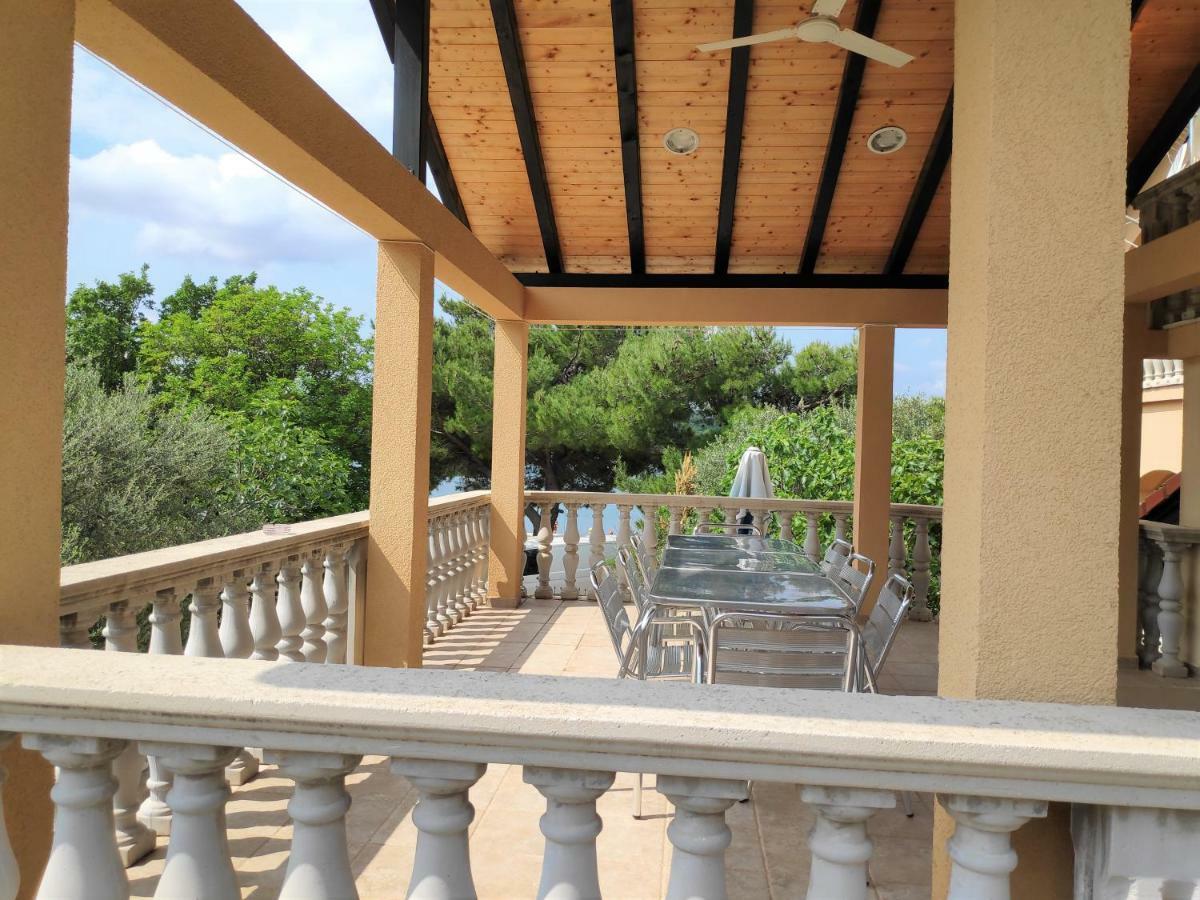 Villa Punta Blava - Beach Front, Ideal For Family Vacation With Kids, Large Terraces With Sea View, Internet, Netflix, No Pets Allowed Obrovac Eksteriør billede
