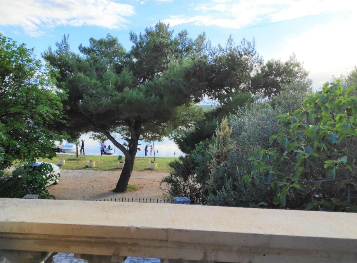 Villa Punta Blava - Beach Front, Ideal For Family Vacation With Kids, Large Terraces With Sea View, Internet, Netflix, No Pets Allowed Obrovac Eksteriør billede