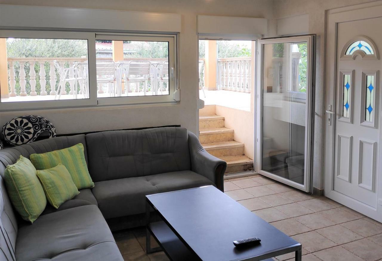 Villa Punta Blava - Beach Front, Ideal For Family Vacation With Kids, Large Terraces With Sea View, Internet, Netflix, No Pets Allowed Obrovac Eksteriør billede