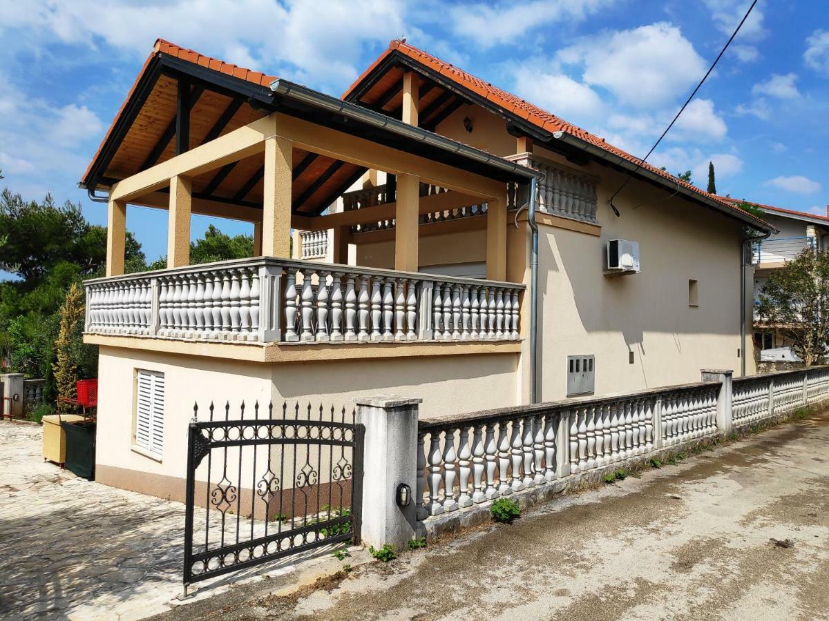Villa Punta Blava - Beach Front, Ideal For Family Vacation With Kids, Large Terraces With Sea View, Internet, Netflix, No Pets Allowed Obrovac Eksteriør billede