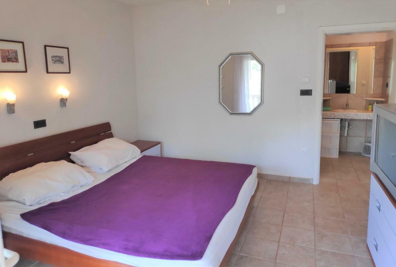 Villa Punta Blava - Beach Front, Ideal For Family Vacation With Kids, Large Terraces With Sea View, Internet, Netflix, No Pets Allowed Obrovac Eksteriør billede