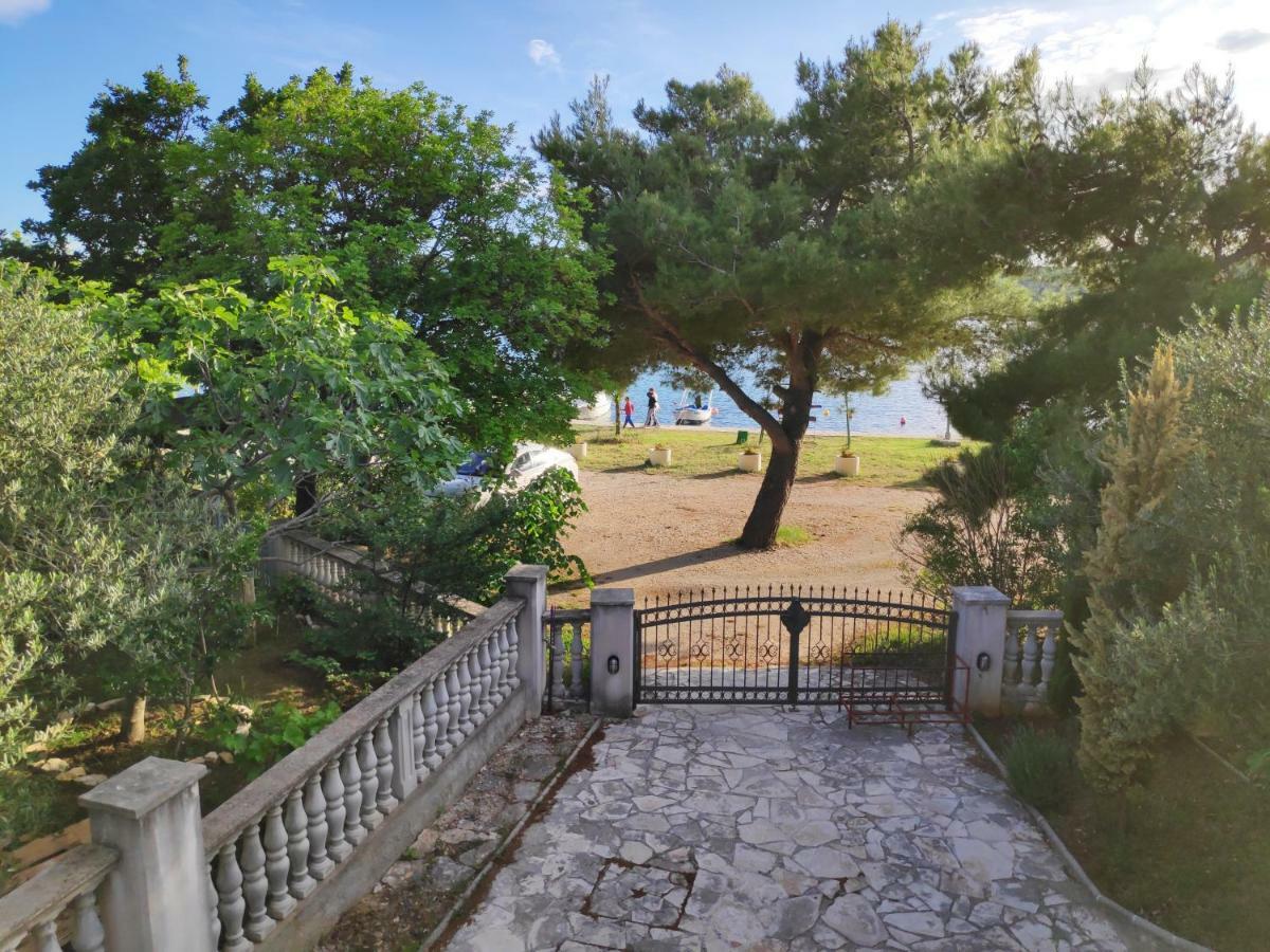 Villa Punta Blava - Beach Front, Ideal For Family Vacation With Kids, Large Terraces With Sea View, Internet, Netflix, No Pets Allowed Obrovac Eksteriør billede