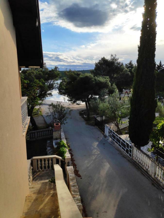 Villa Punta Blava - Beach Front, Ideal For Family Vacation With Kids, Large Terraces With Sea View, Internet, Netflix, No Pets Allowed Obrovac Eksteriør billede
