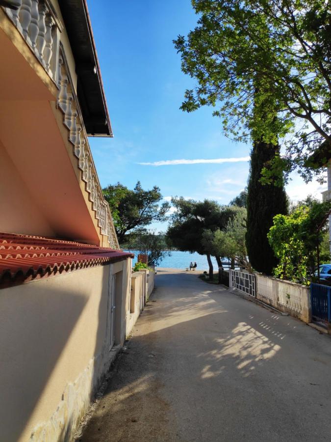 Villa Punta Blava - Beach Front, Ideal For Family Vacation With Kids, Large Terraces With Sea View, Internet, Netflix, No Pets Allowed Obrovac Eksteriør billede